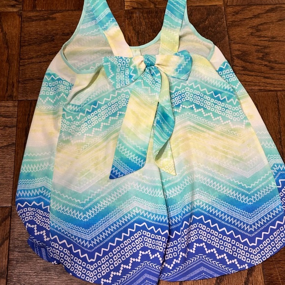 Multicolored Sleeveless Tank Top with Cut Out Detail - Picture 4 of 6